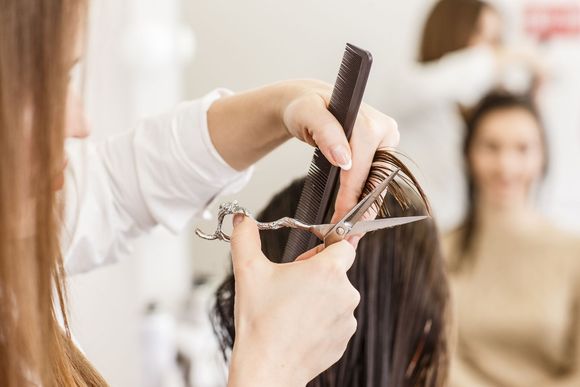 Friseur: Frau schneidet einer Frau die Haare