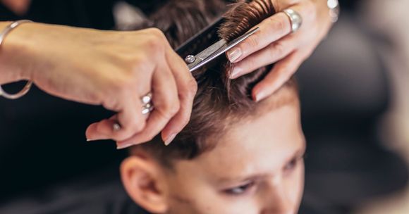 Friseur: Frau schneidet einer Frau die Haare