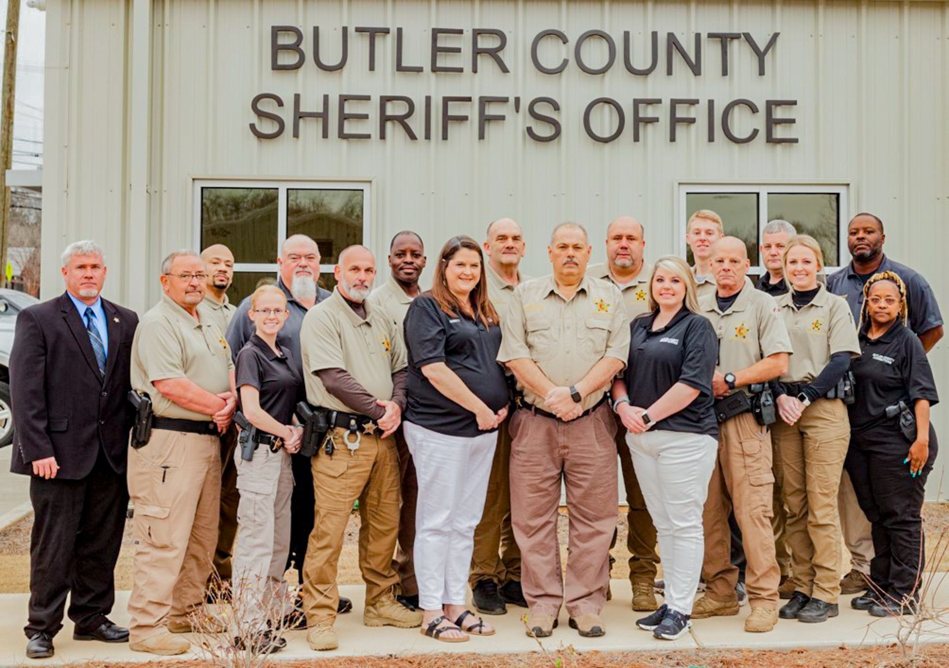 a group of butler county sheriff 's office officers pose for a photo