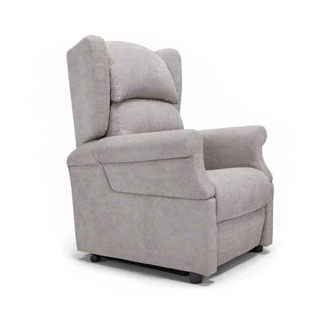 Una poltrona reclinabile imbottita di colore grigio chiaro con schienale alto e braccioli imbottiti, mostrata su sfondo bianco.