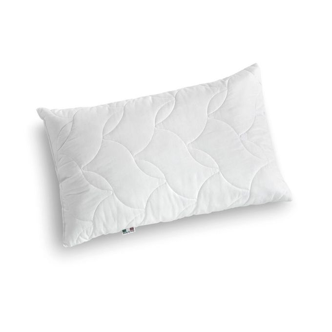 Un cuscino rettangolare bianco con una trama di tessuto trapuntata a onde, isolato su sfondo bianco.