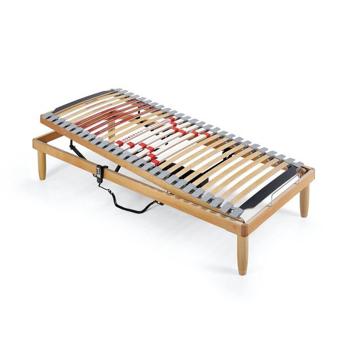 Una base letto regolabile in legno con doghe, caratterizzata da una testiera rialzata e inclinata, su sfondo bianco.