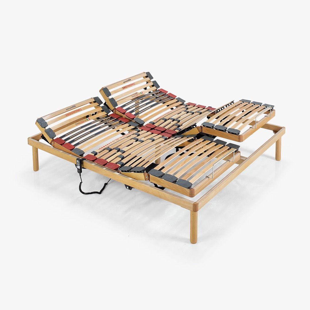 Una struttura letto regolabile in legno con doghe, mostrata in posizione rialzata su sfondo bianco.