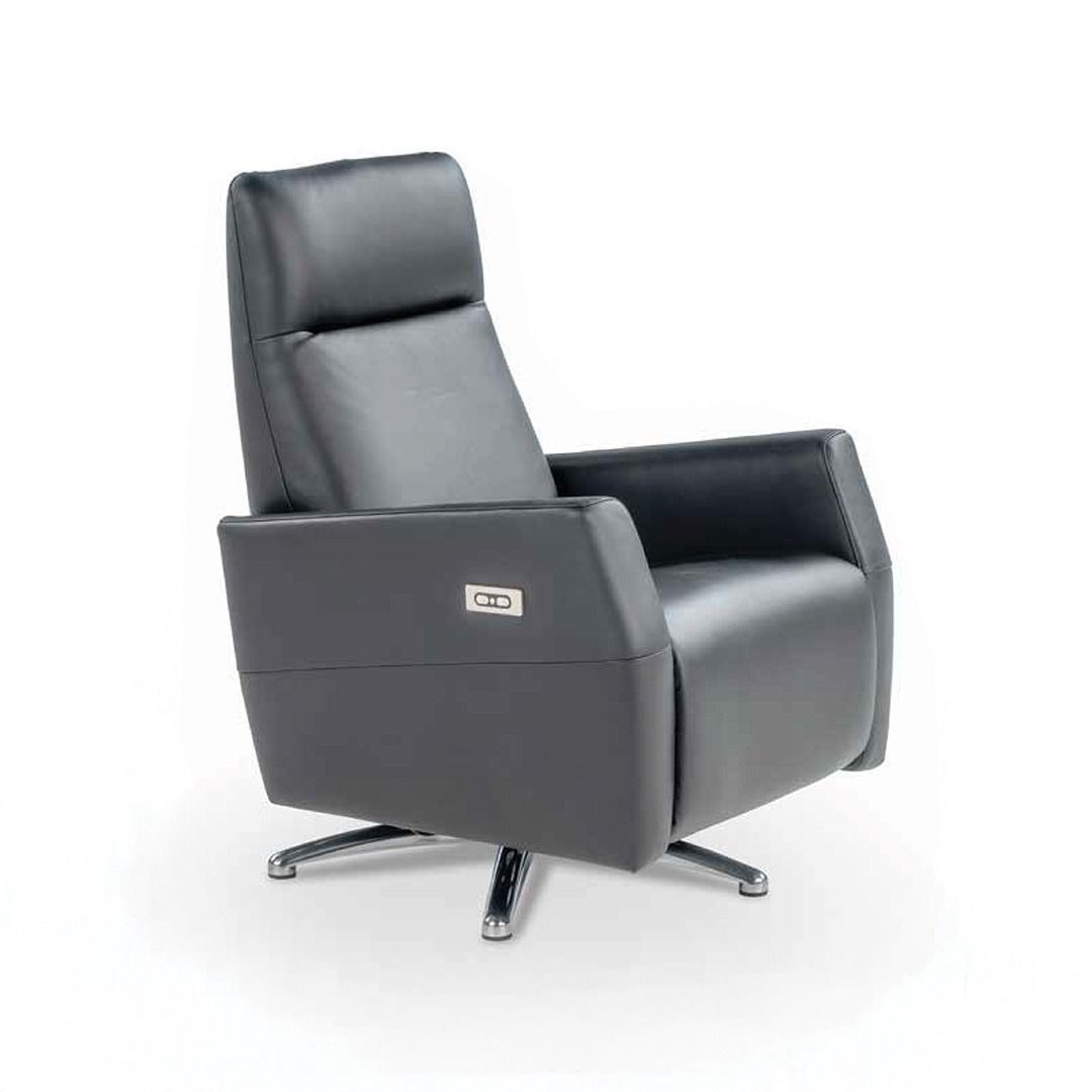 Poltrona reclinabile girevole in pelle grigio scuro con schienale alto e base in metallo argentato a quattro punte su sfondo bianco.