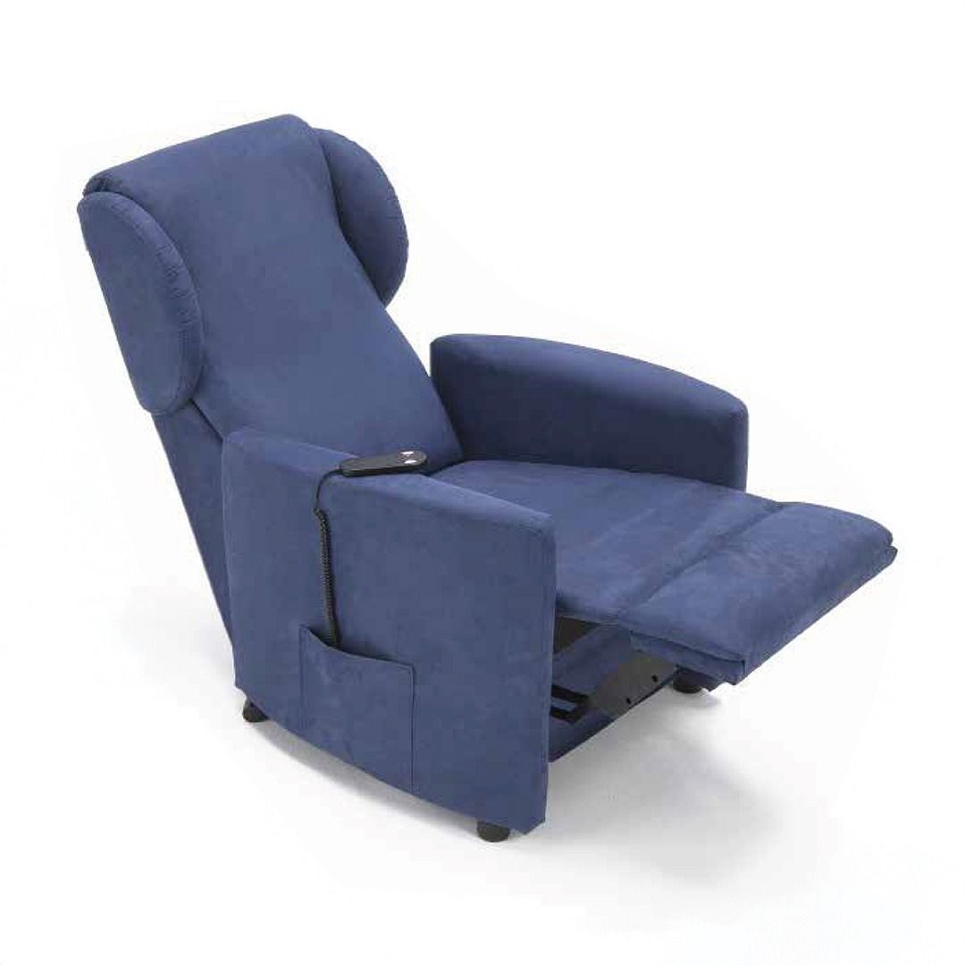 Una poltrona reclinabile elettrica in tessuto blu con telecomando, mostrata in posizione reclinata su sfondo bianco.