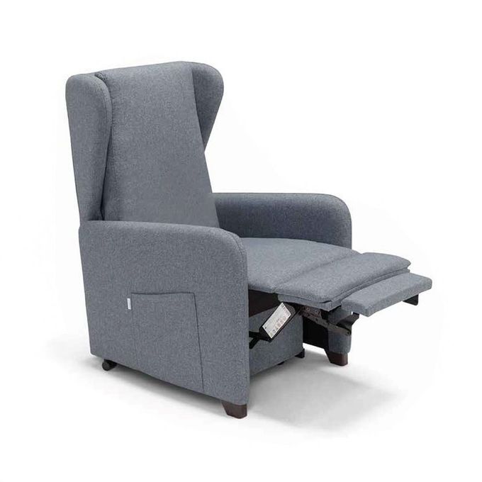 Una poltrona reclinabile grigia con schienale alto e poggiapiedi esteso, su uno sfondo bianco uniforme.