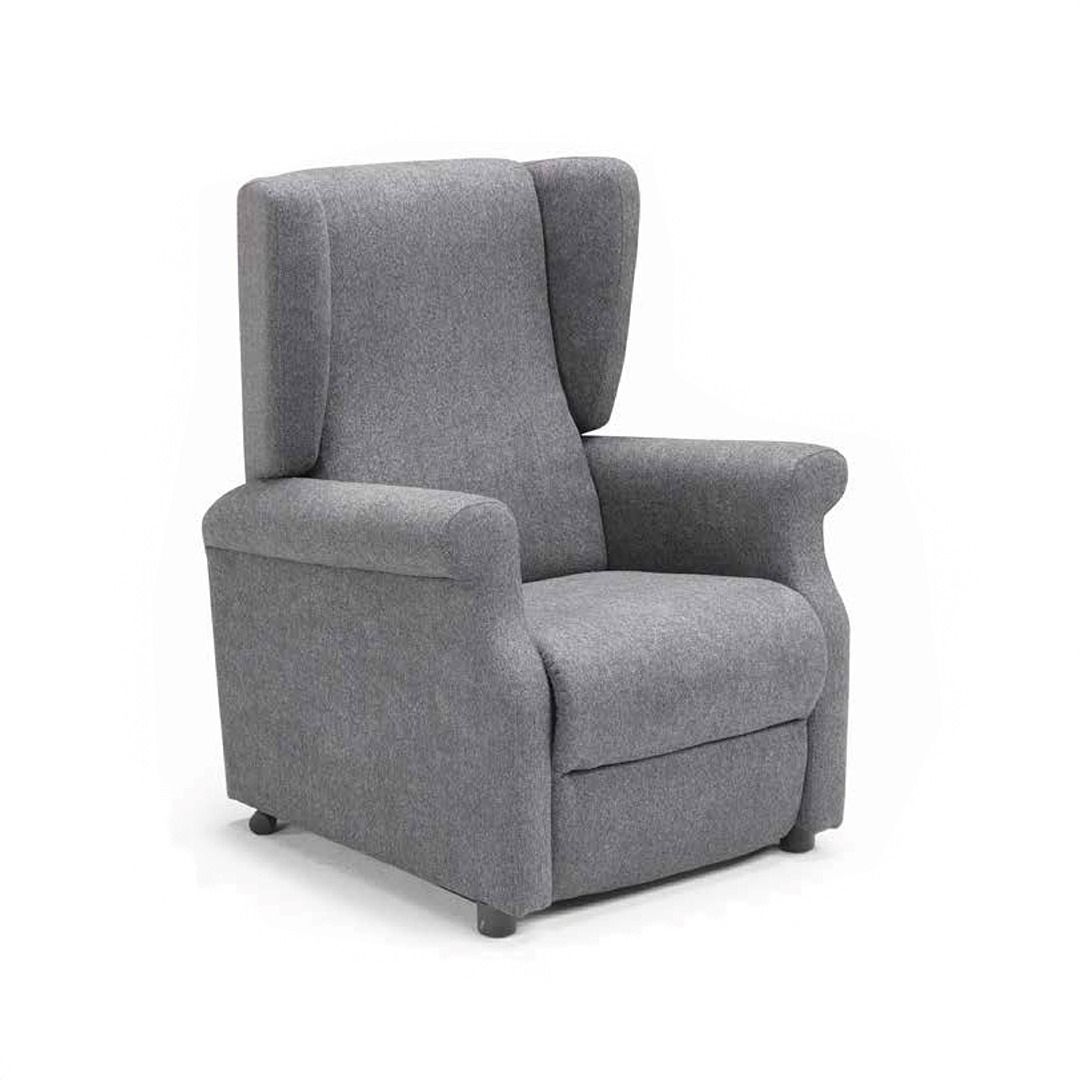 Una poltrona reclinabile con schienale alto, rivestita in tessuto grigio, centrata su uno sfondo bianco.