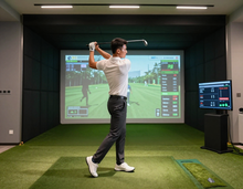 Indoor golf simulator session with detailed feedback