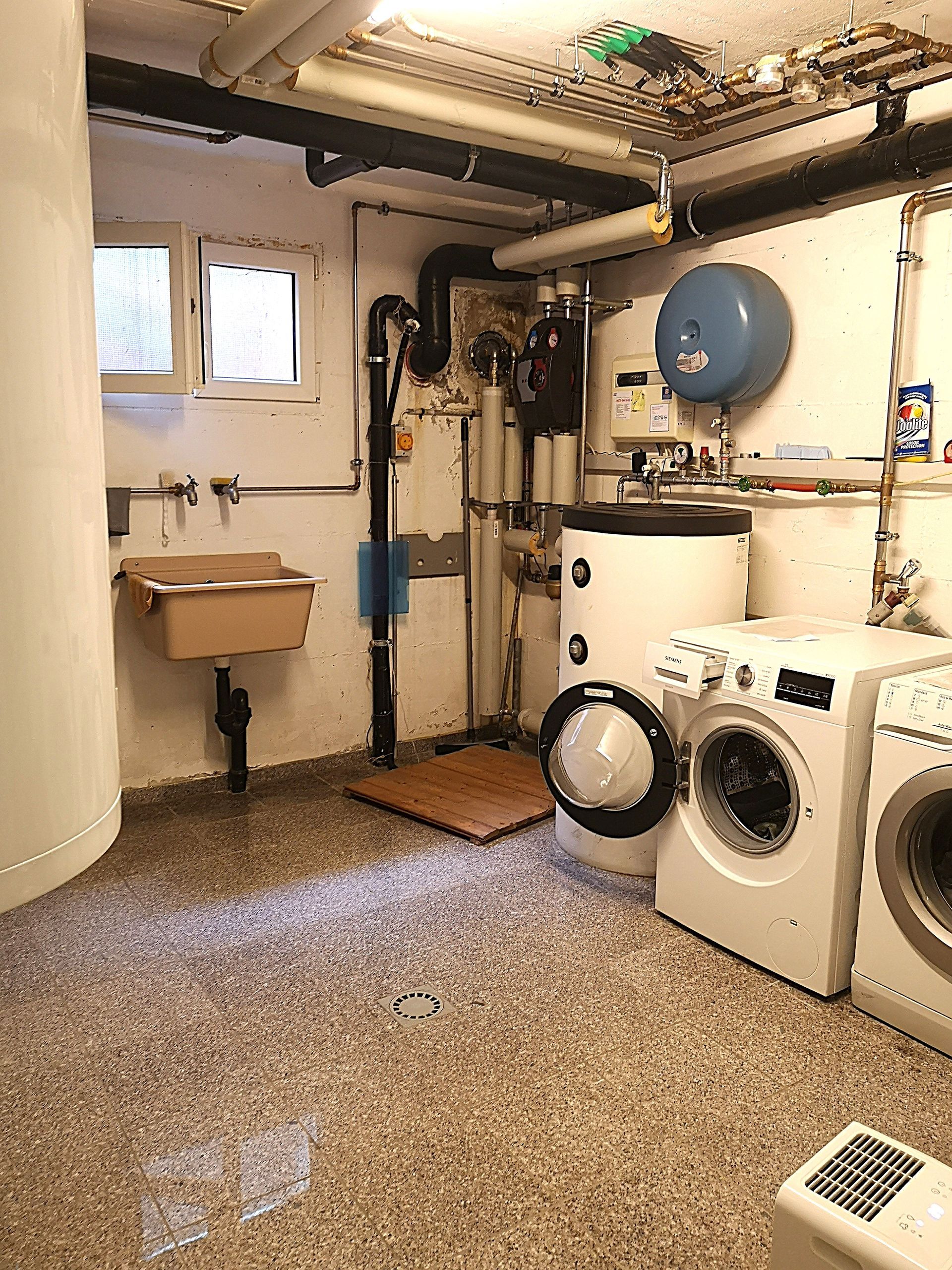 Sous-sol local technique et buanderie