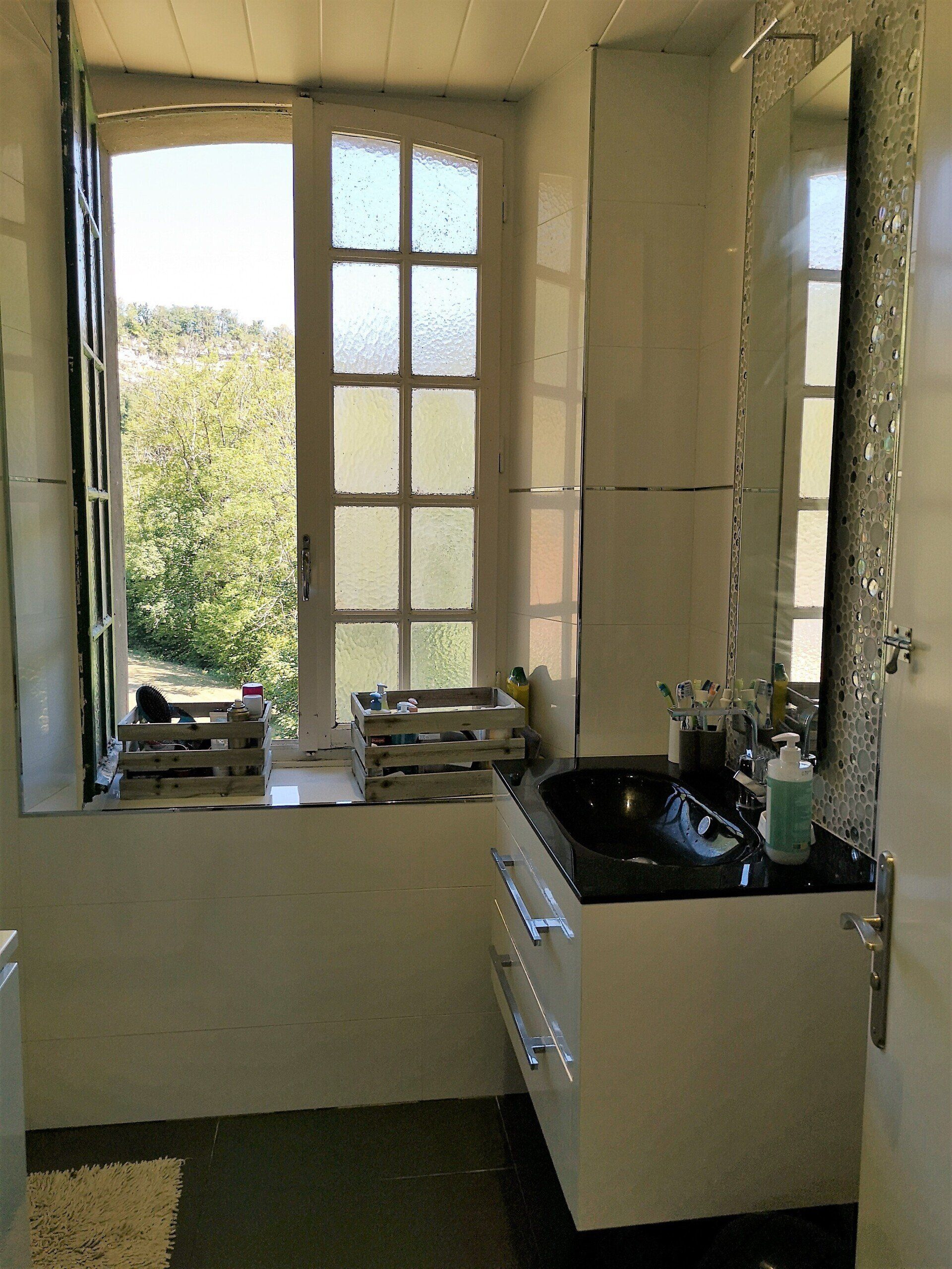 Salle de bain avec douche
