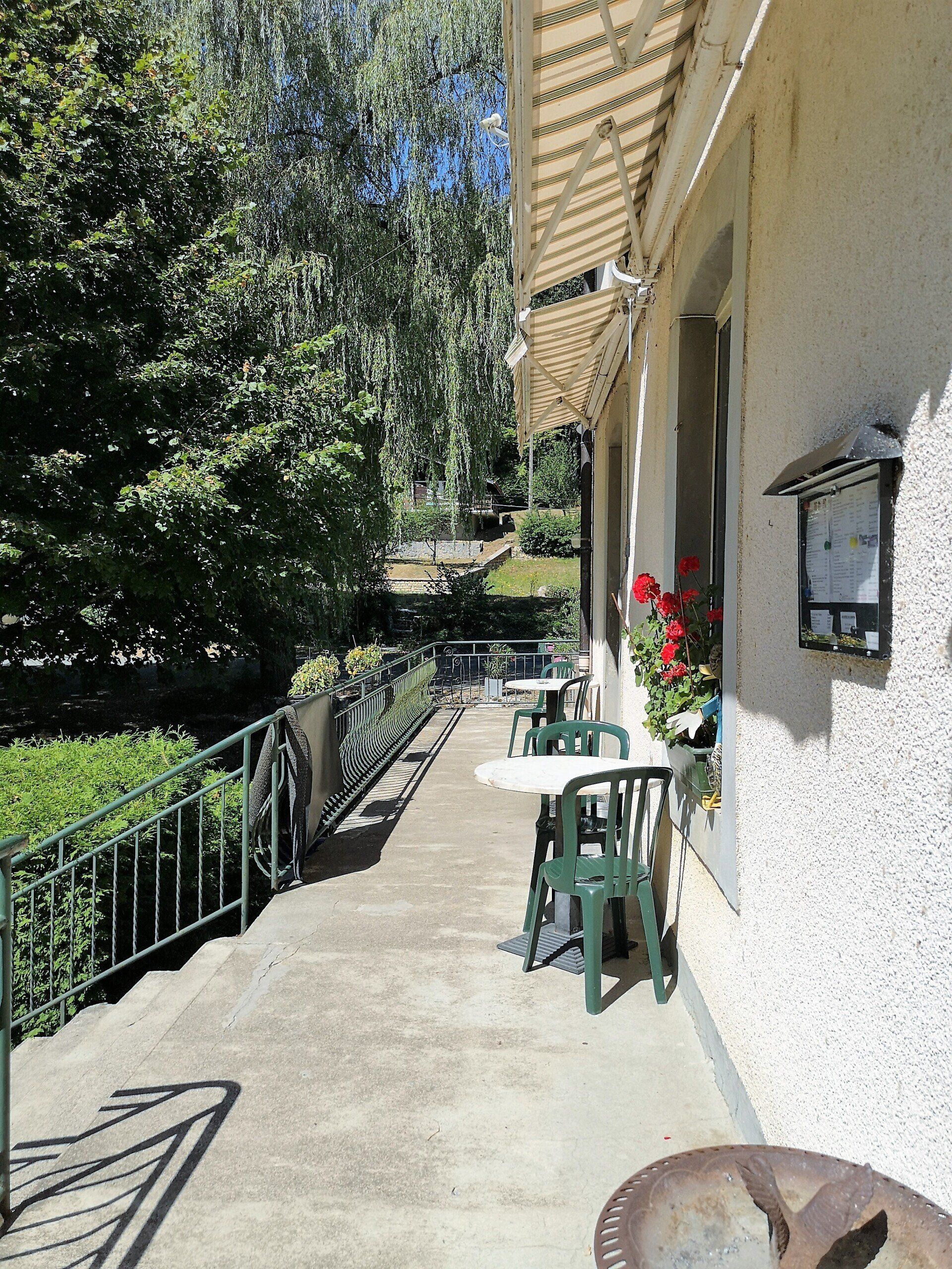 Balcon-terrasse avec vue sur la rivière