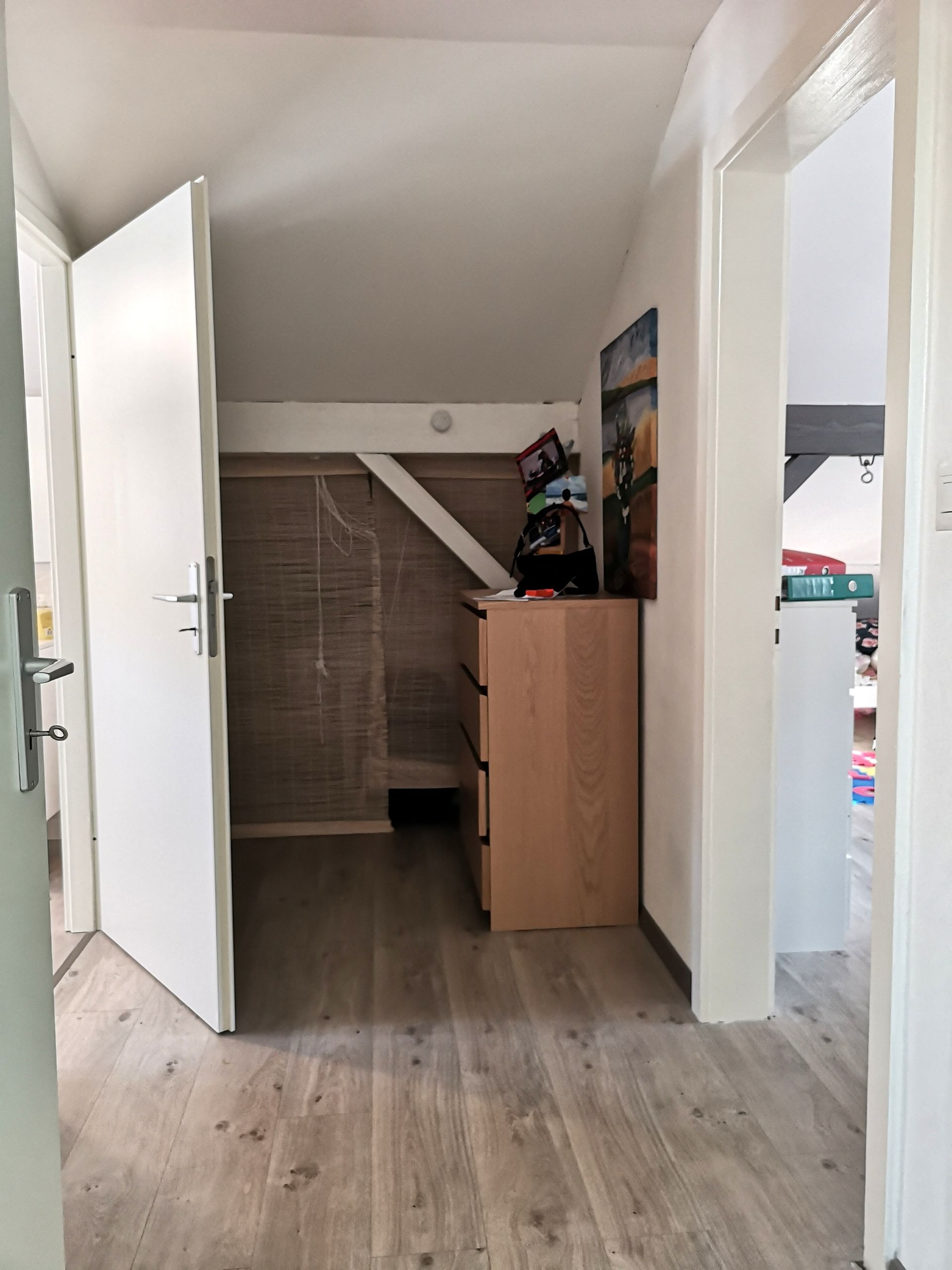 1er étage corridor avec galetas à l'arrière