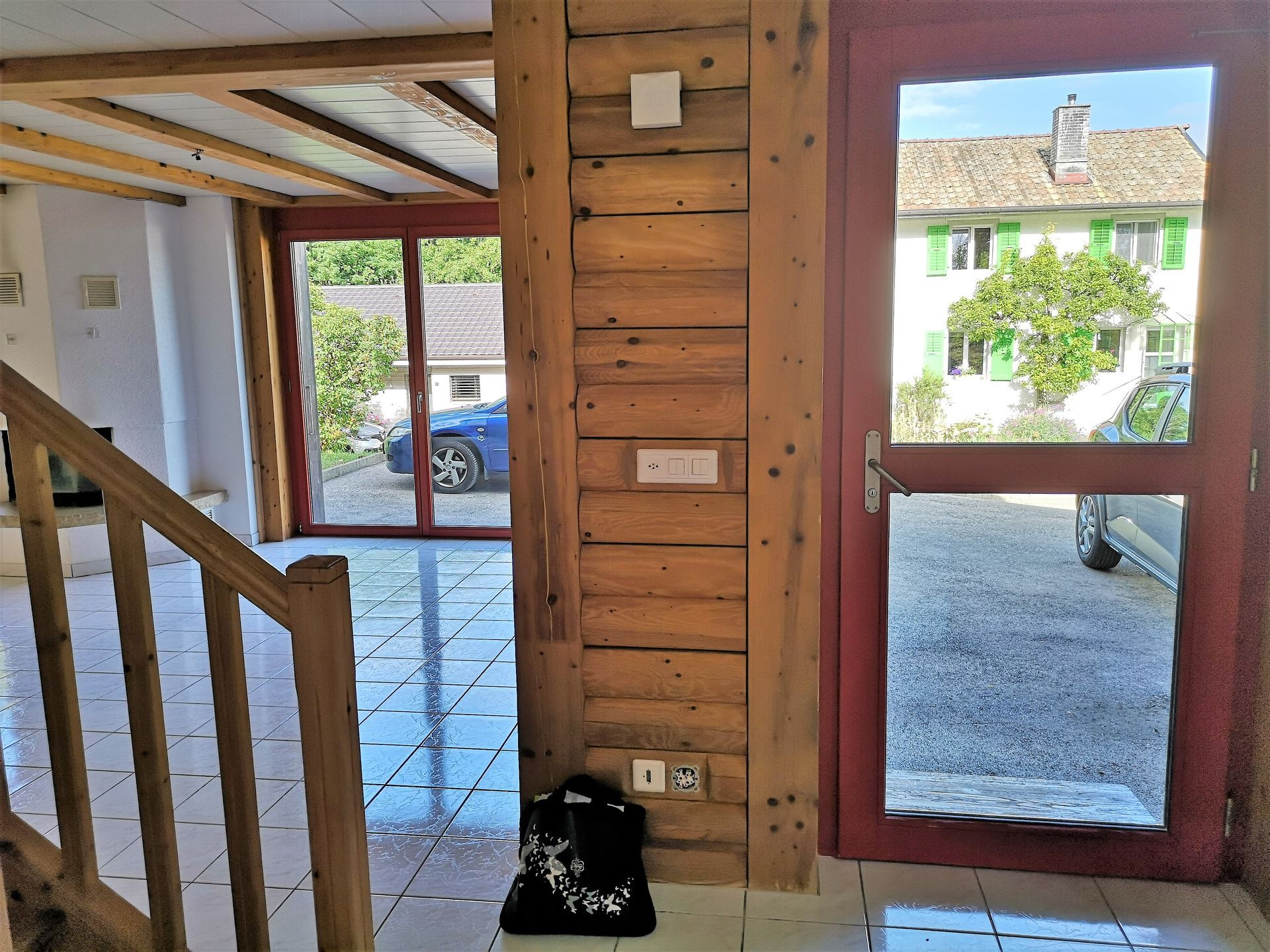 Rez-de-chaussée avec cuisine, salon, salle à manger, WC et buanderie/douche