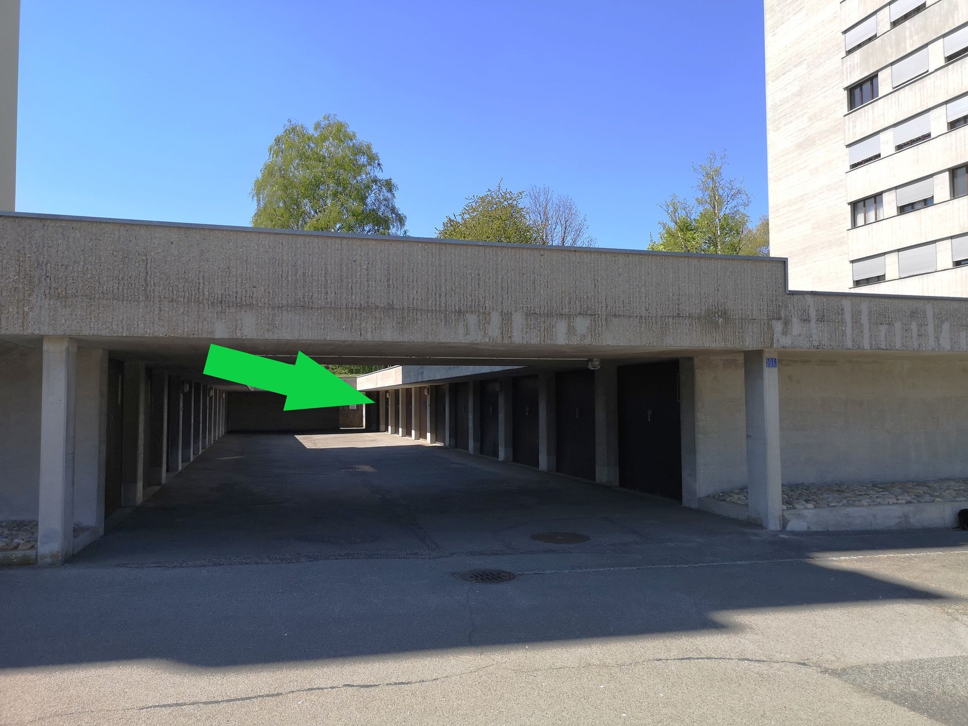 Garage privé avec porte électrique