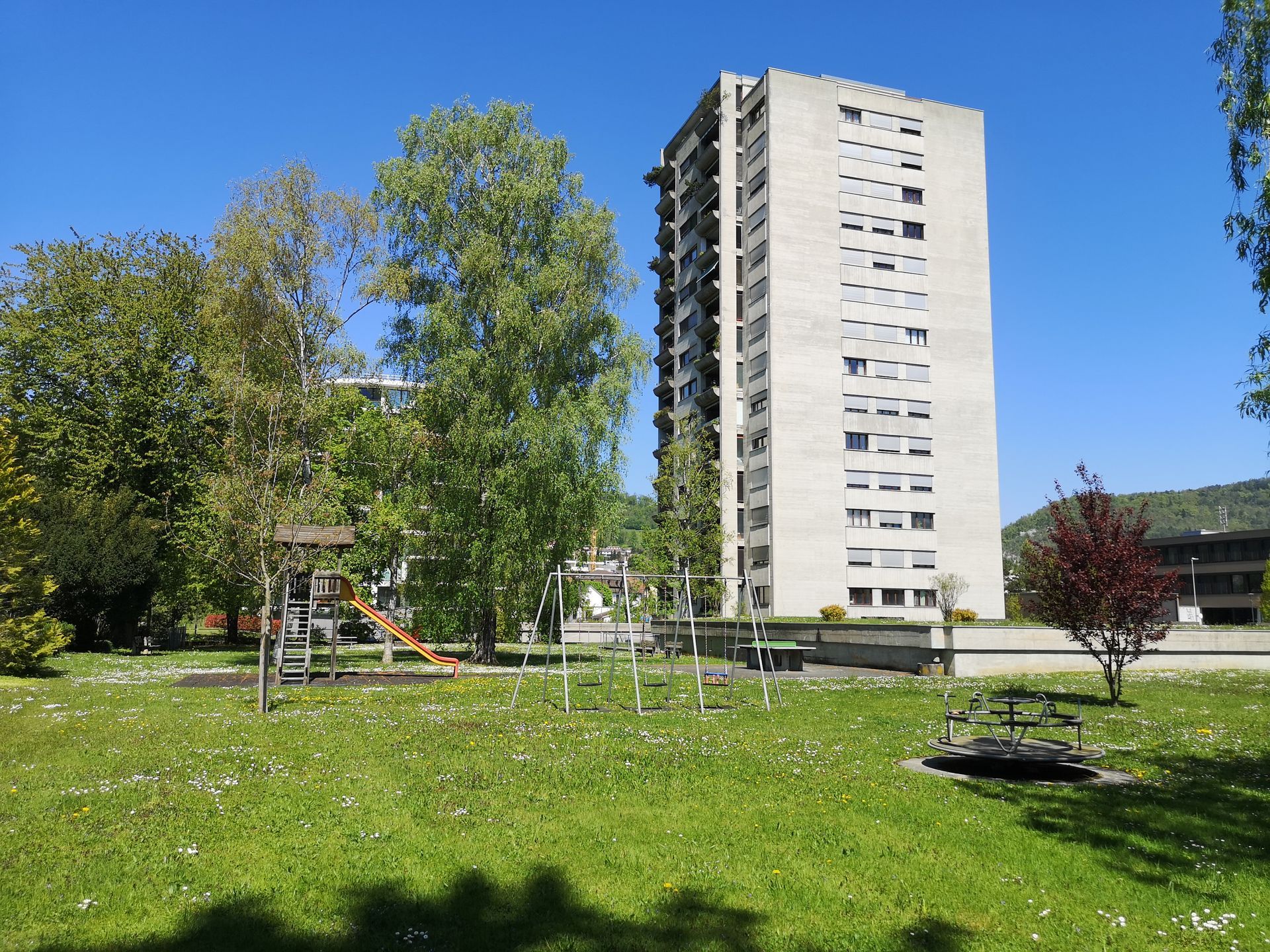 Zone verte derrière l'immeuble