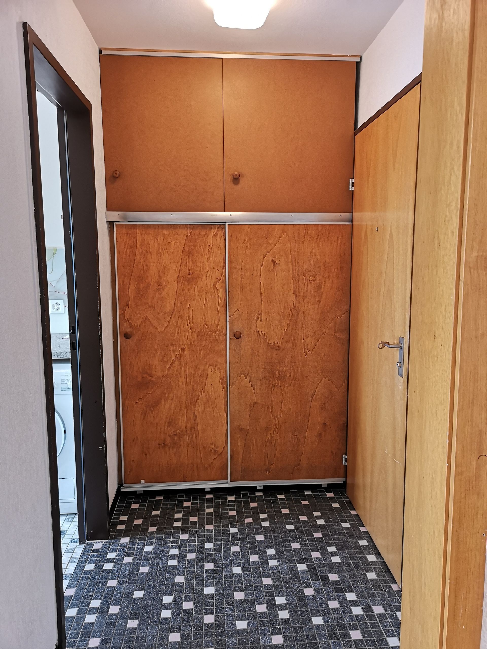 Entrée de l'appartement avec garde-robe