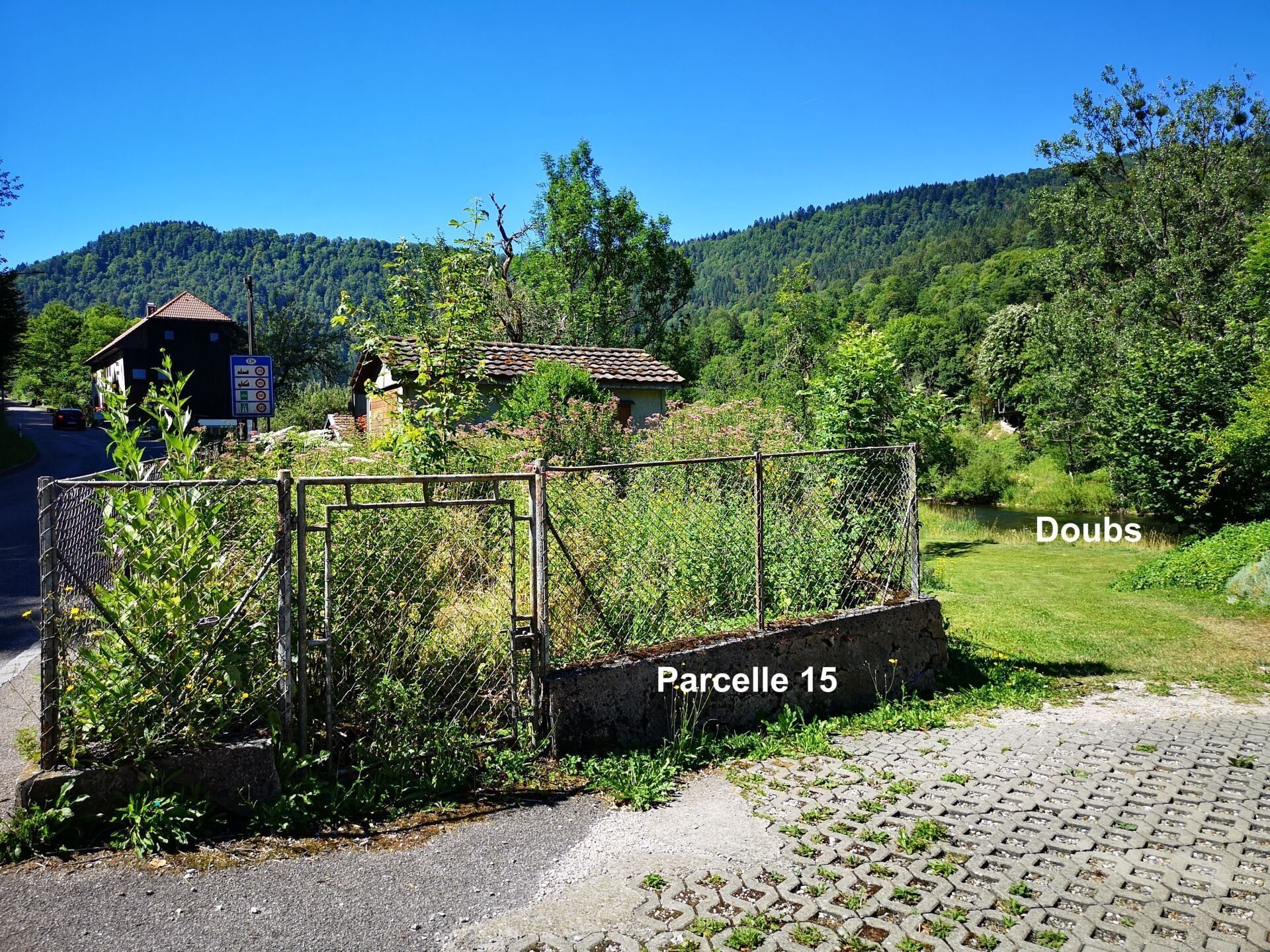 Parcelle en face de la maison, vue sur le Doubs