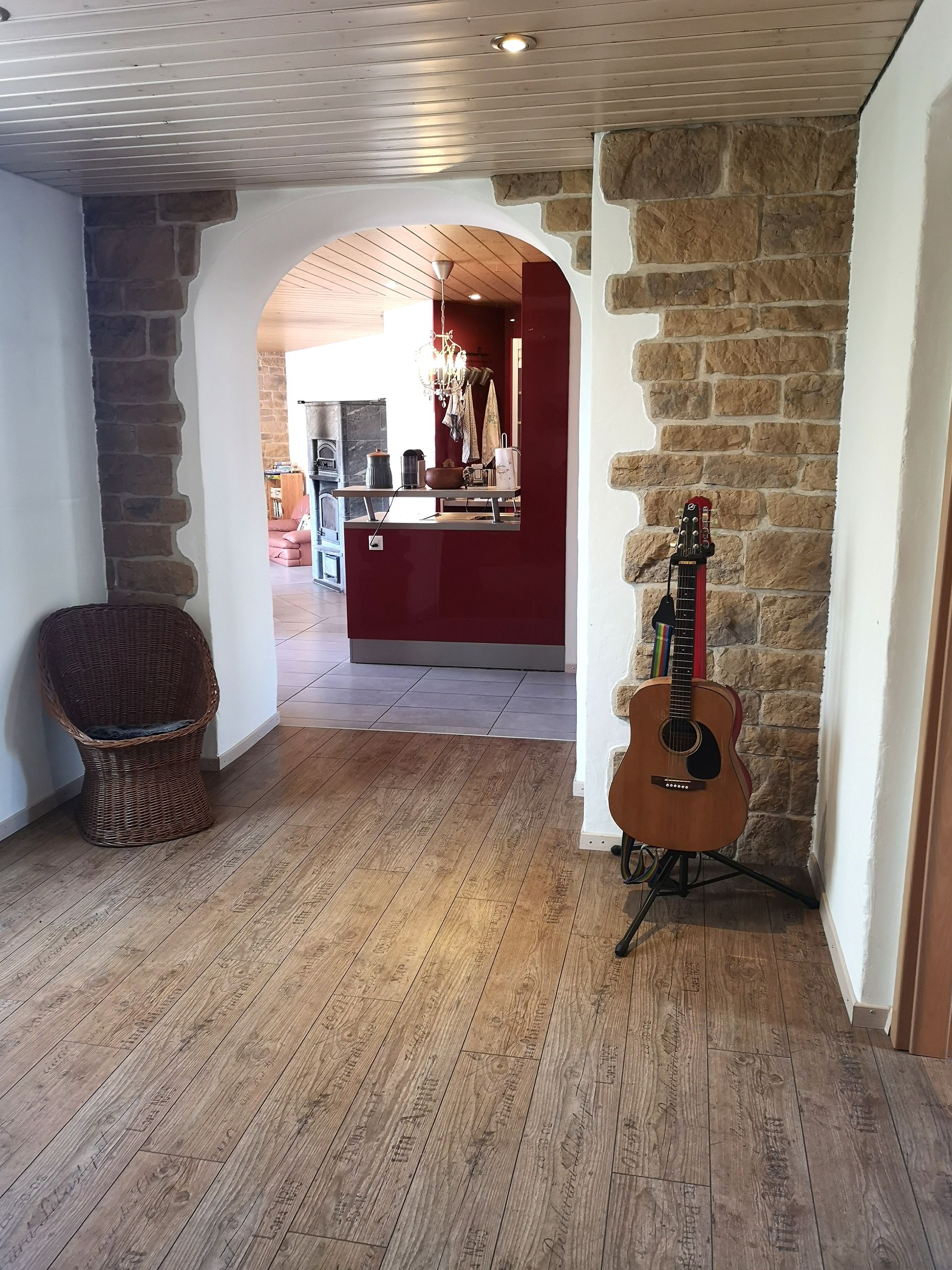 Rez-de-chaussée bureau et accès cuisine/salle à manger/salon