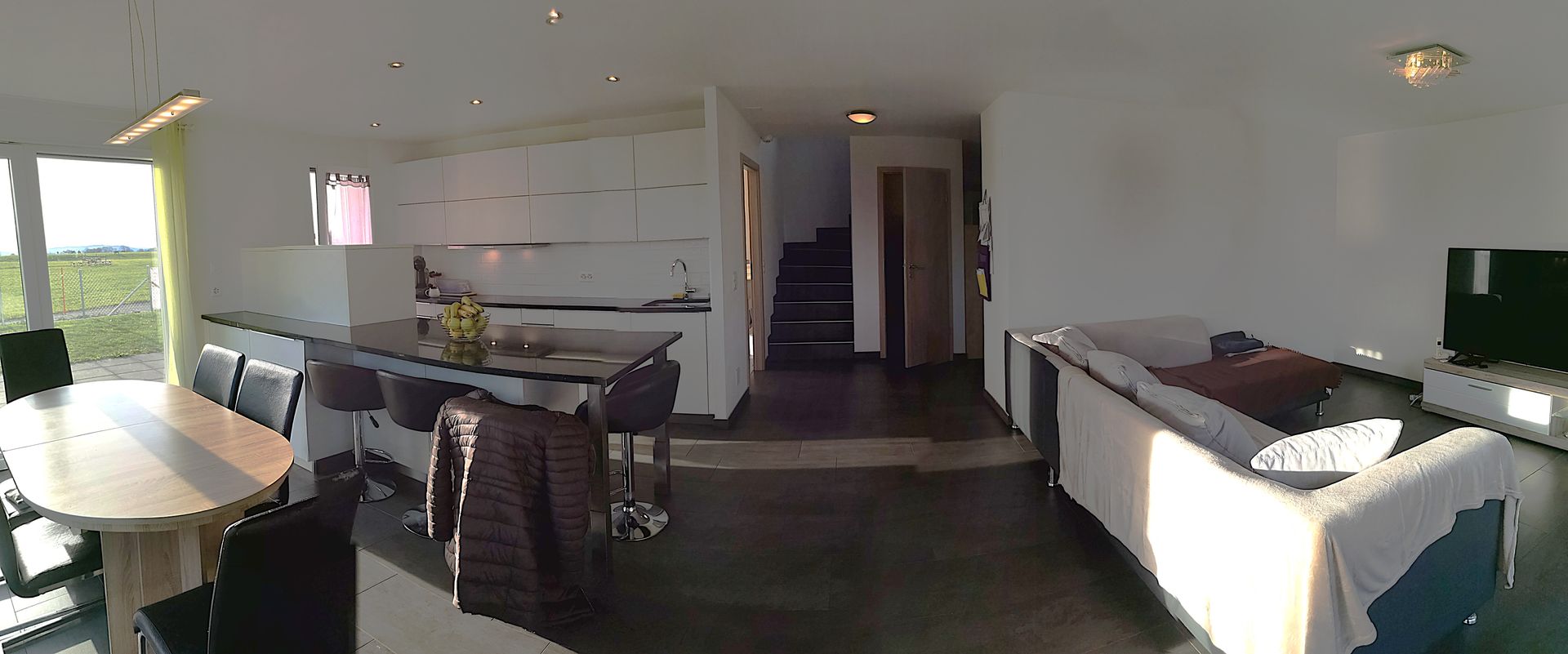 Rez-de-chaussée cuisine ouverte sur salon / salle à manger avec accès terrasse