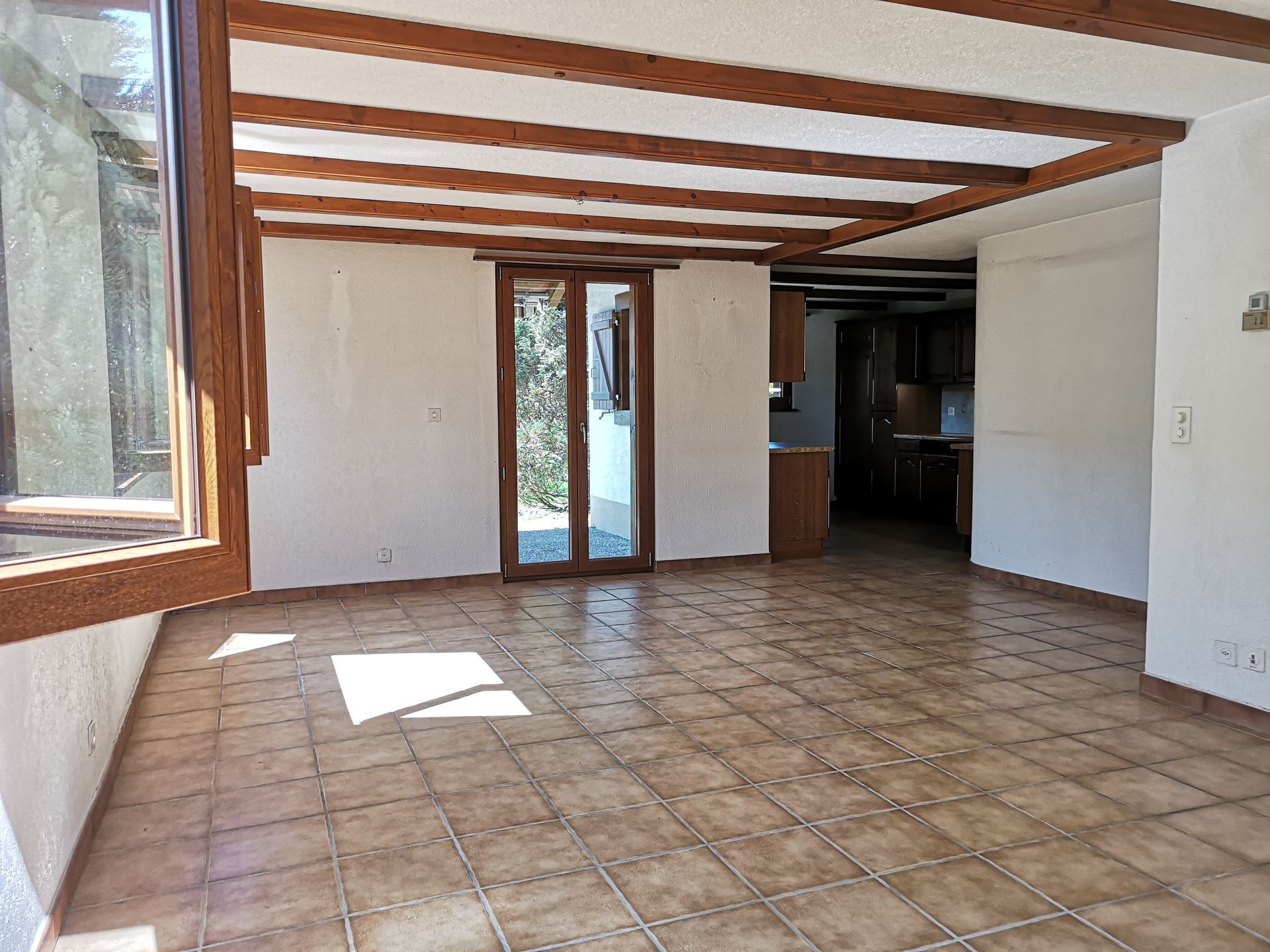 Salon / salle à manger avec accès à la terrasse