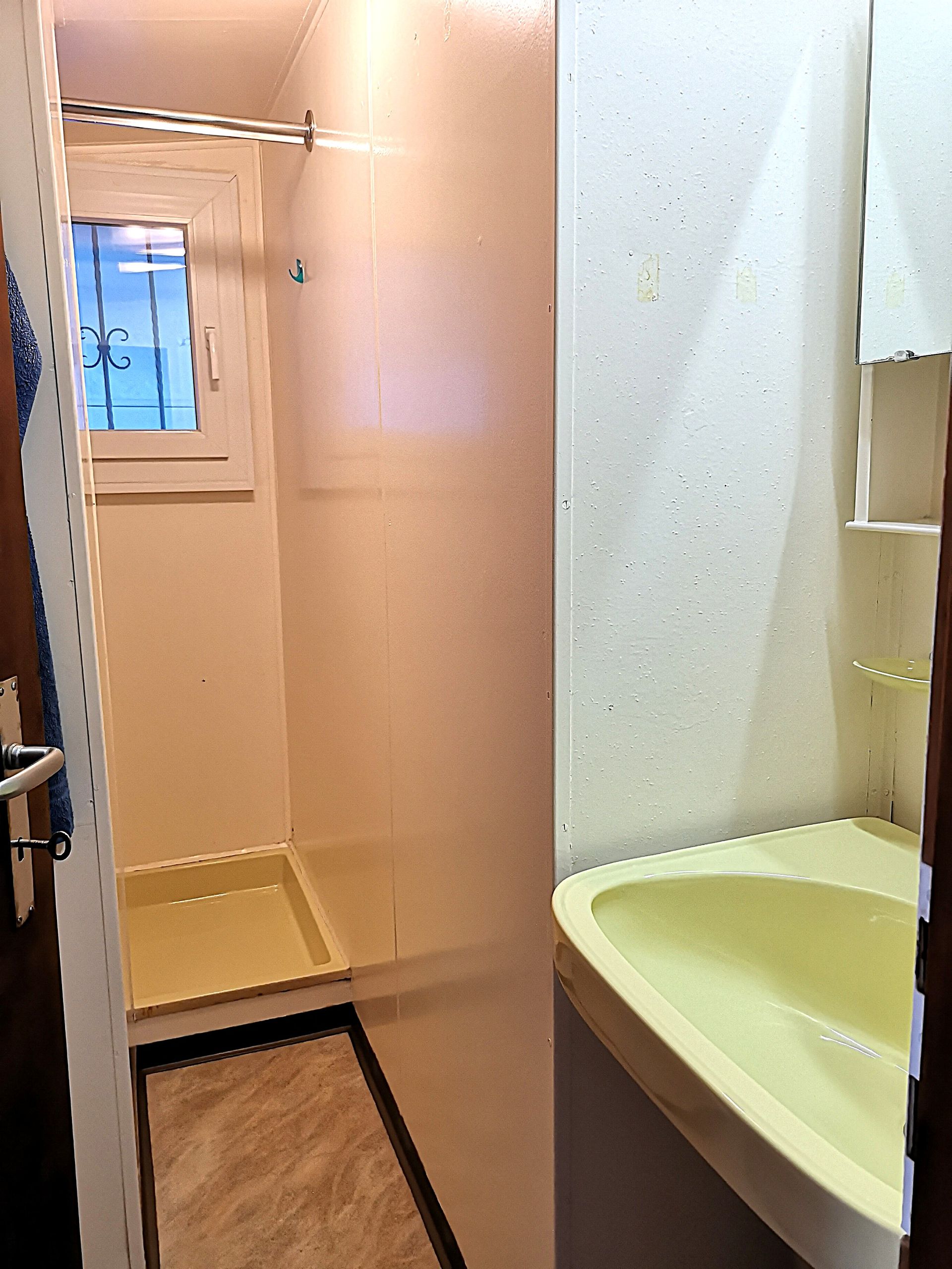 Rez-de-chaussée 2.5pces douche et lavabo