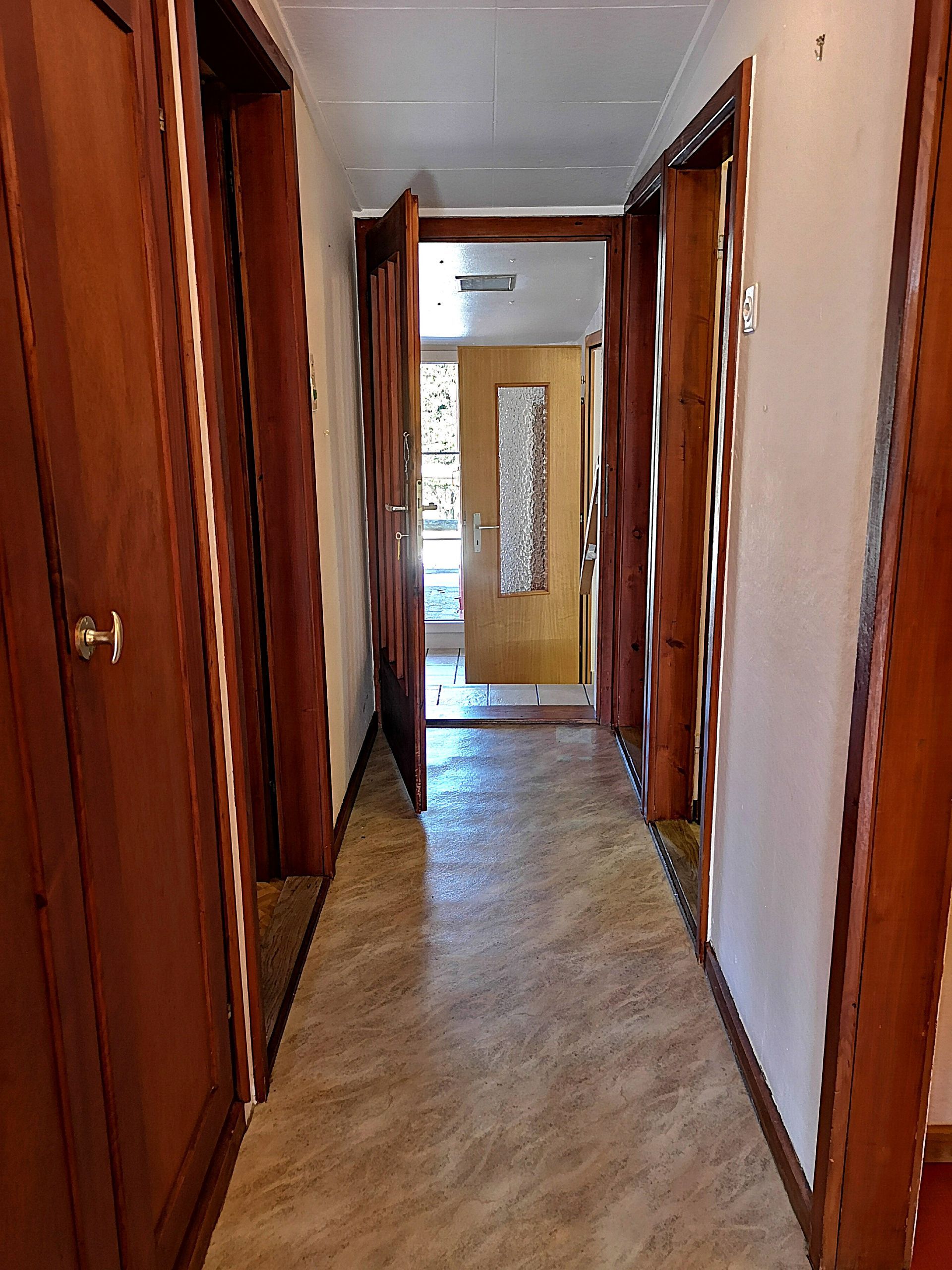 Rez-de-chaussée 2.5pces corridor menant au studio