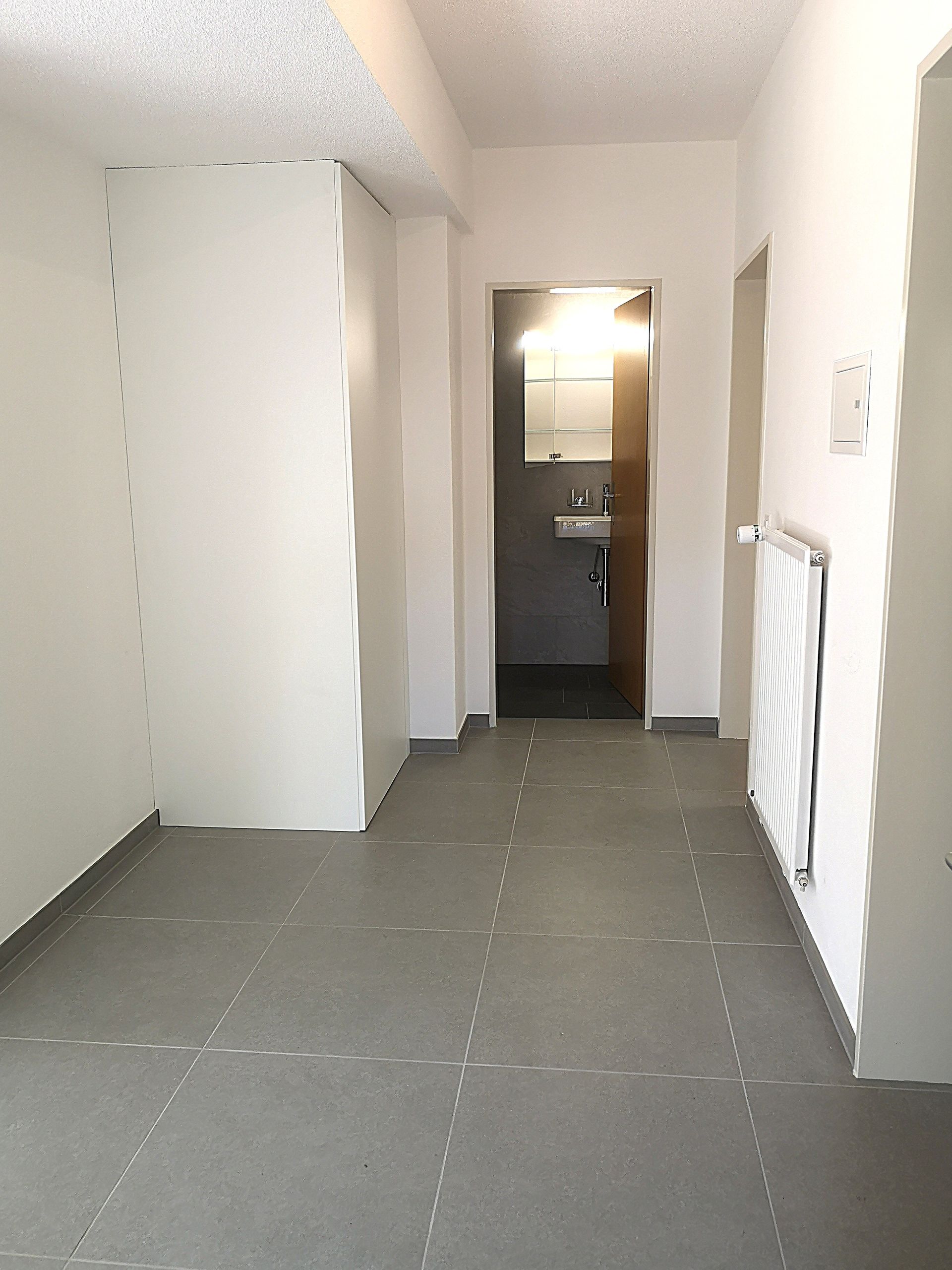 Corridor avec armoire pour machines à laver et à sécher