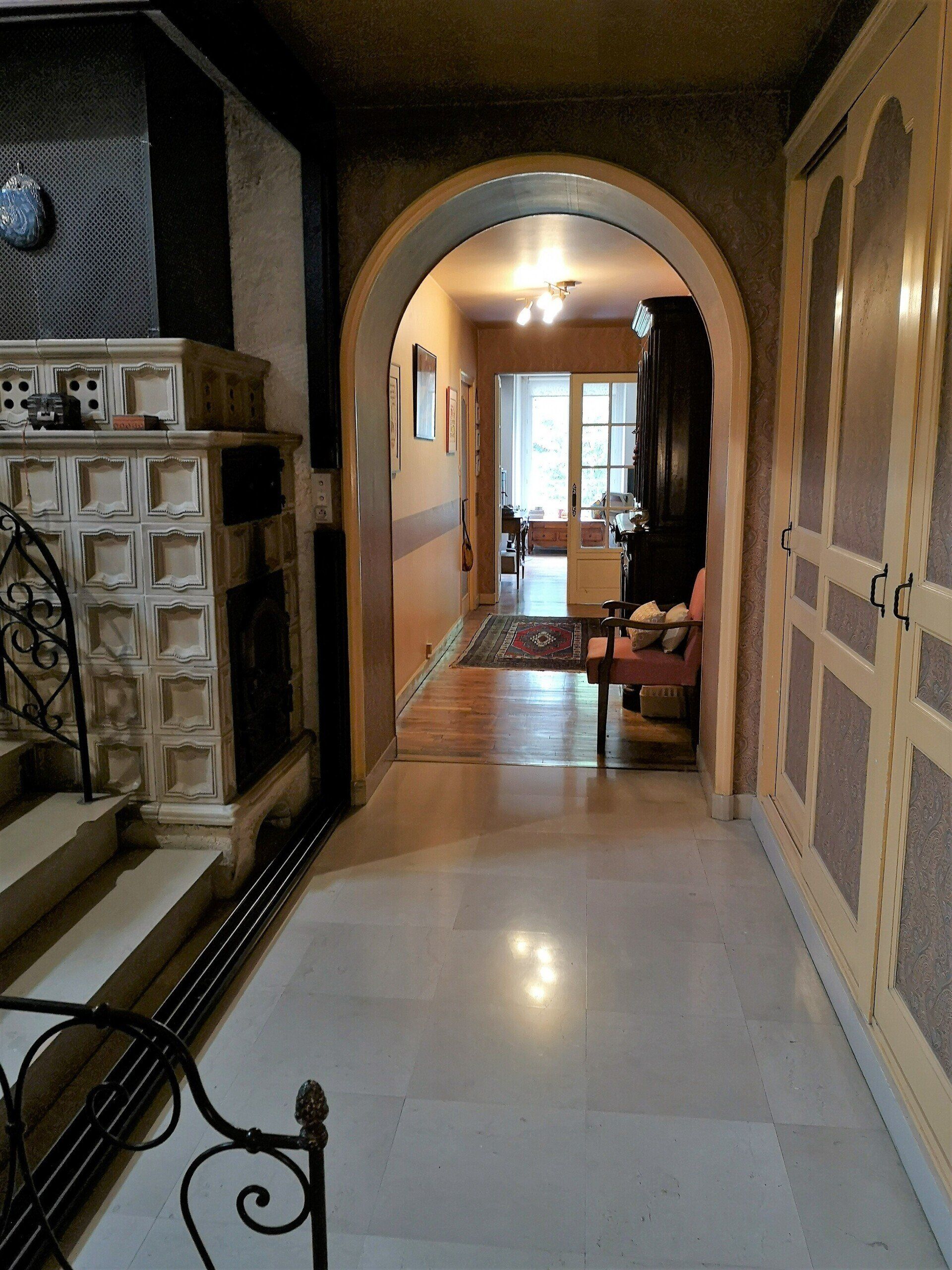 Corridor reliant le salon au hall d'entrée