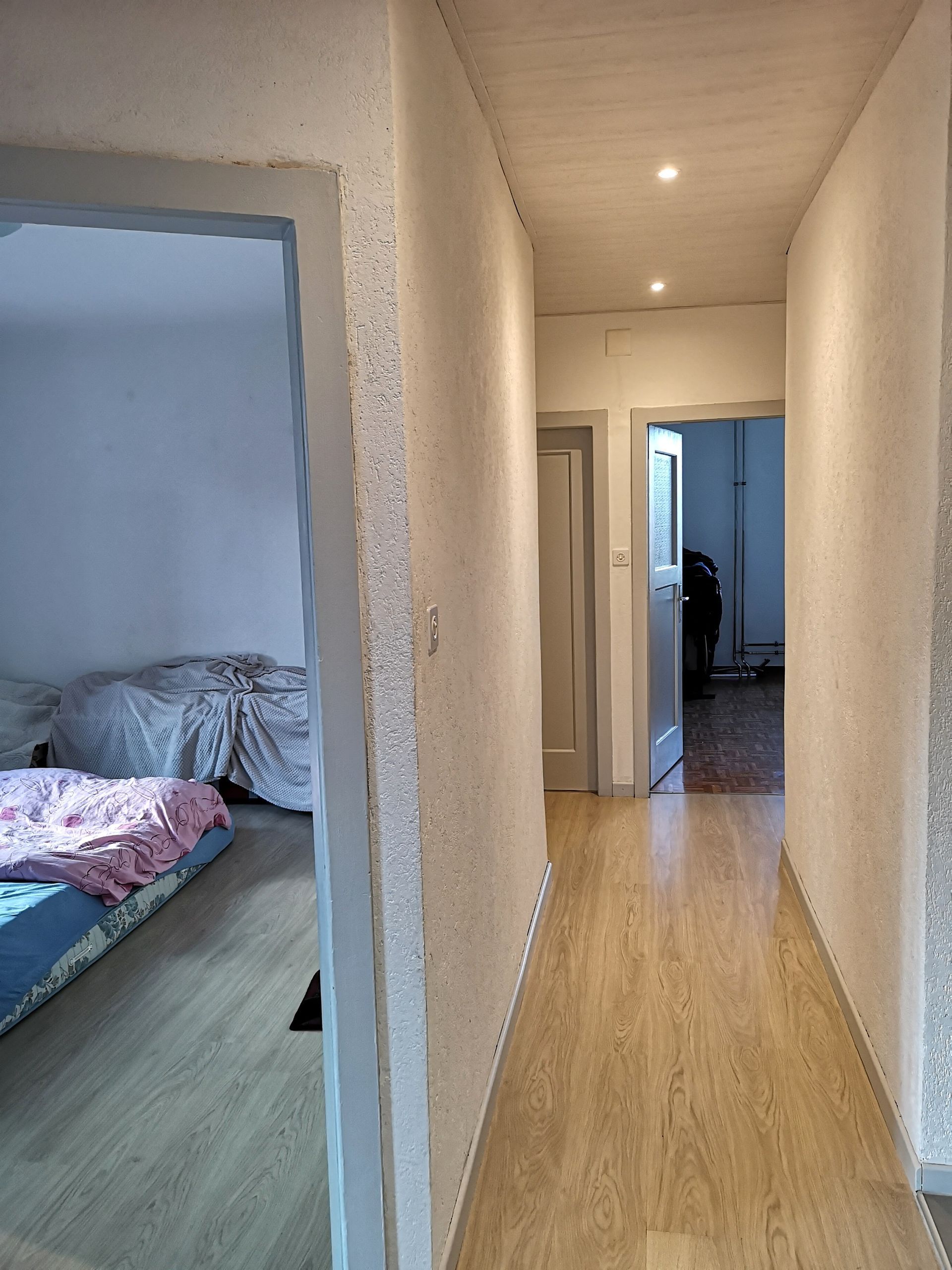 Corridor avec accès aux trois chambres