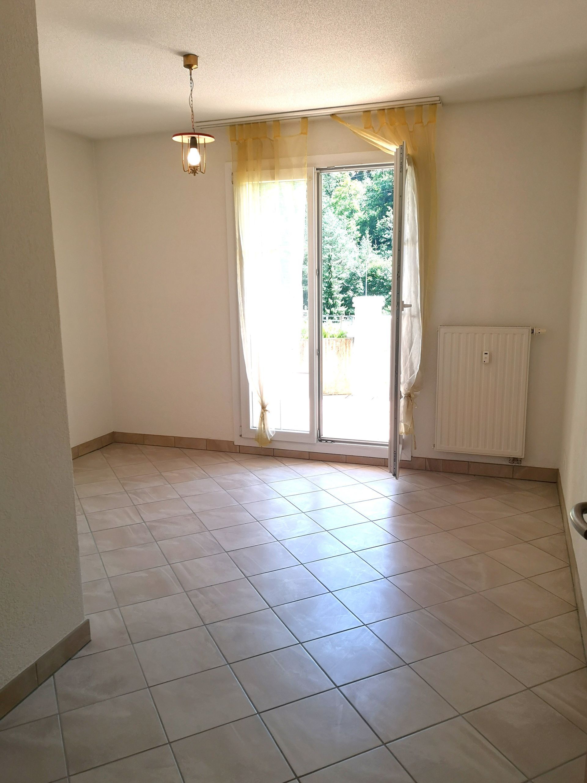 Chambre près de l'entrée avec accès balcon