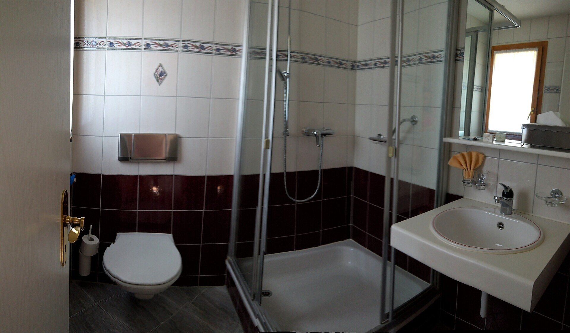Une des salles de bain de l'hôtel