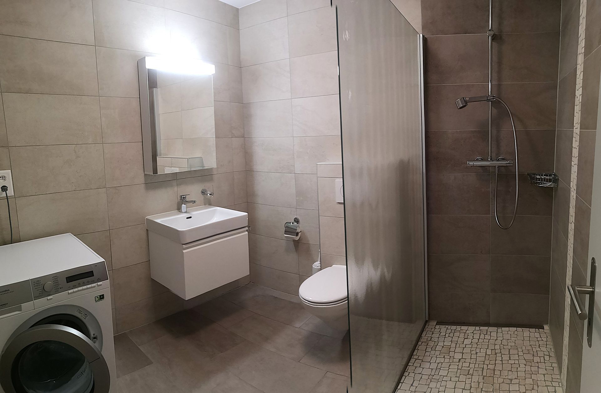 Salle de bain avec douche
