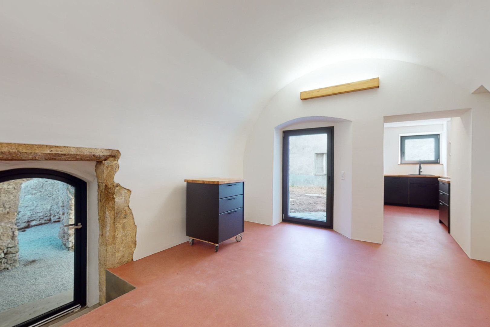 Rez-de-chaussée cuisine et ses 2 caves voûtées