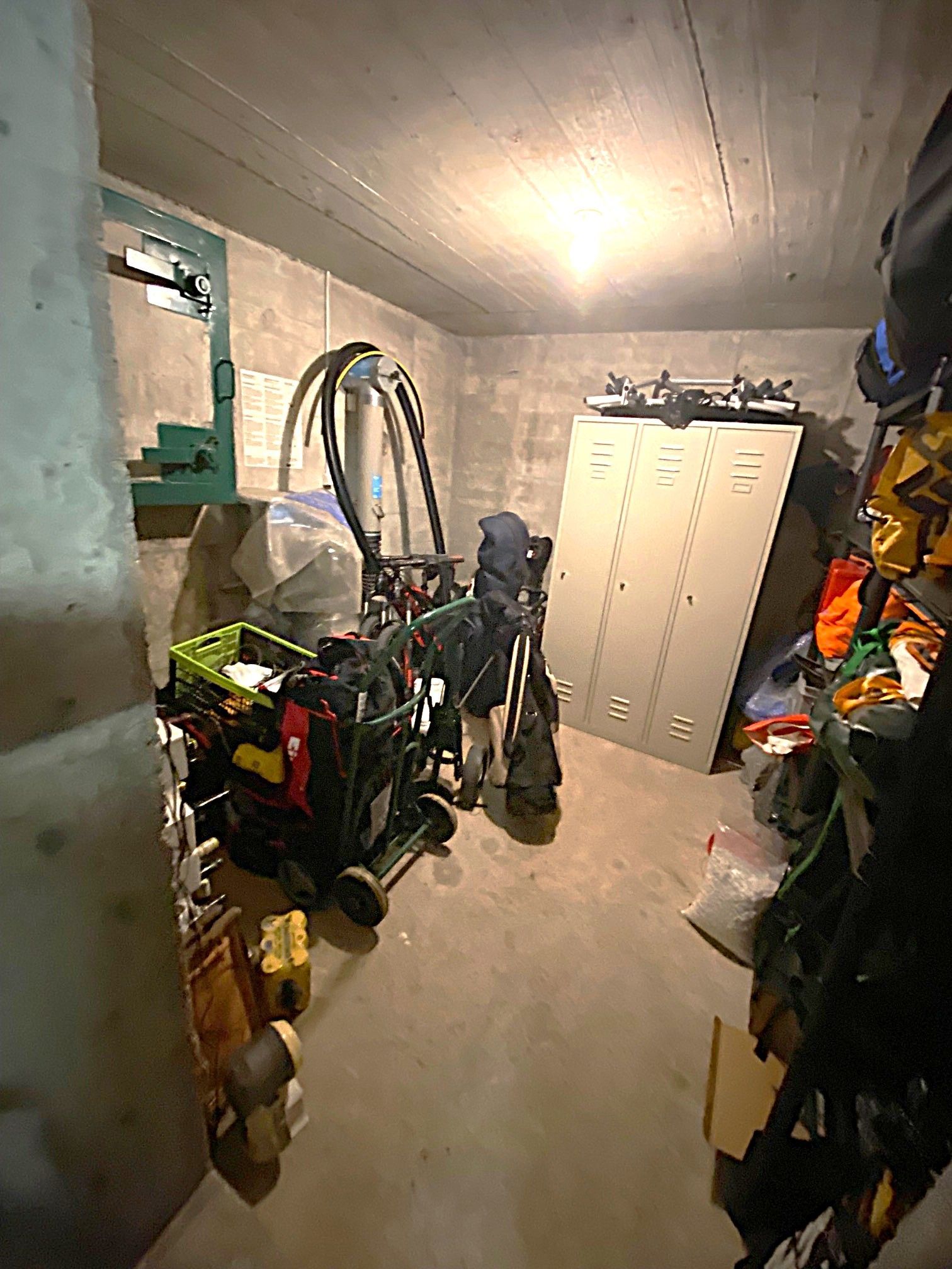 Rez-de-chaussée réduit-bunker / Erdgeschoss  Abstellraum-Bunker