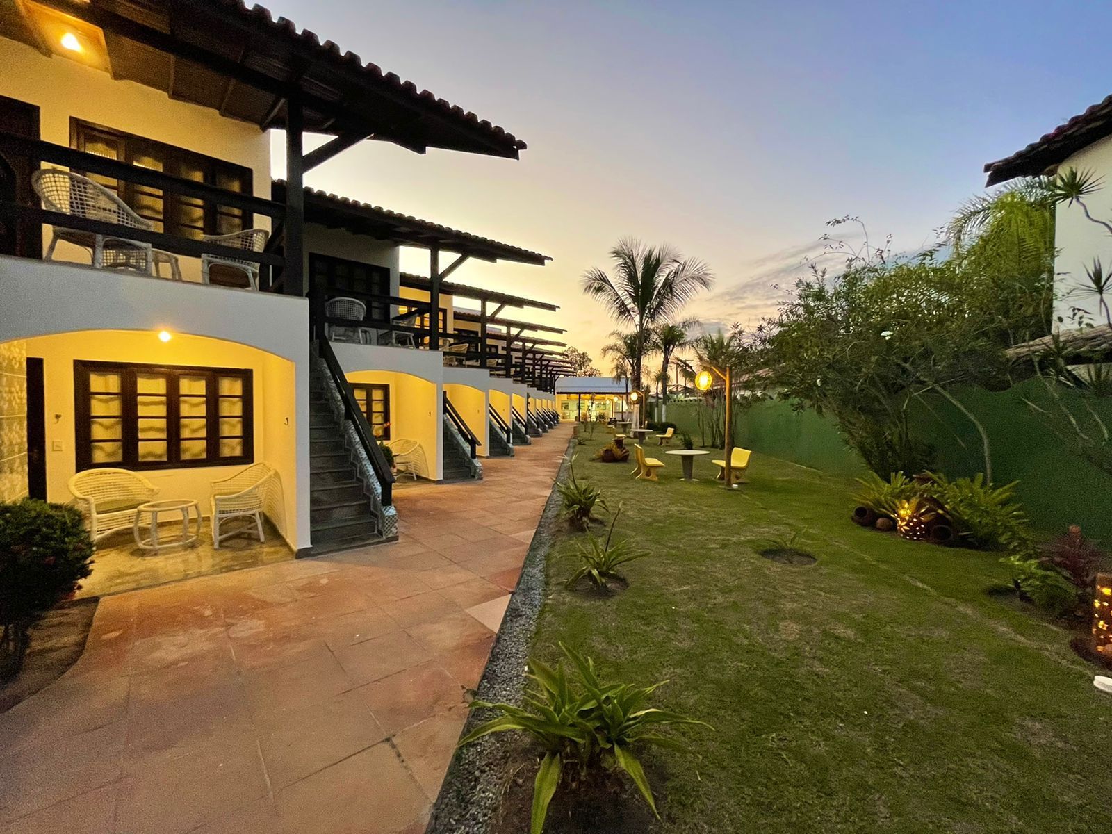 Uma fileira de casas com um gramado na frente delas.