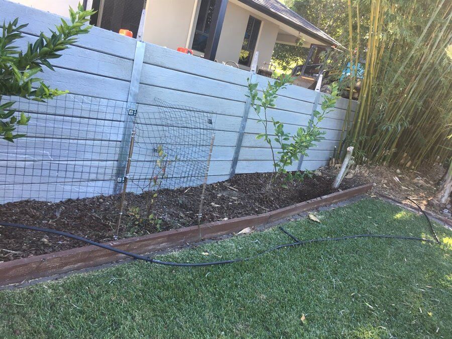 Grey Woodgrain Concrete Sleeper Retaining Wall – Residential – in Gold Coast, QLD