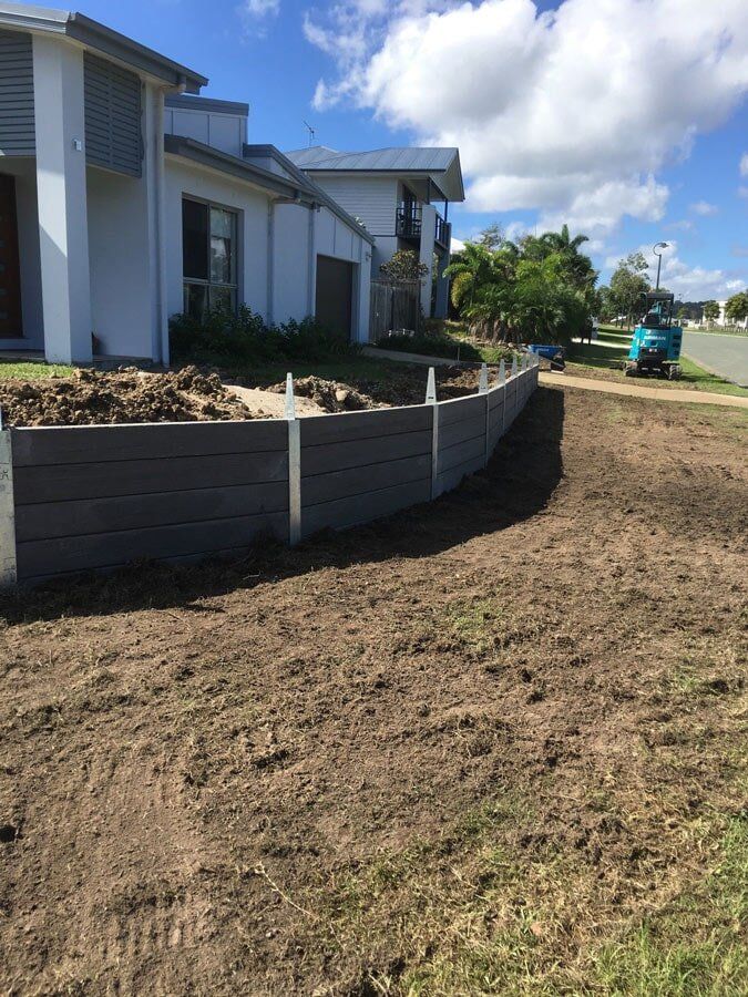 Charcoal Woodgrain Curved Concrete Sleeper Retaining Wall with Fence Brackets – Residential— in Gold Coast, QLD