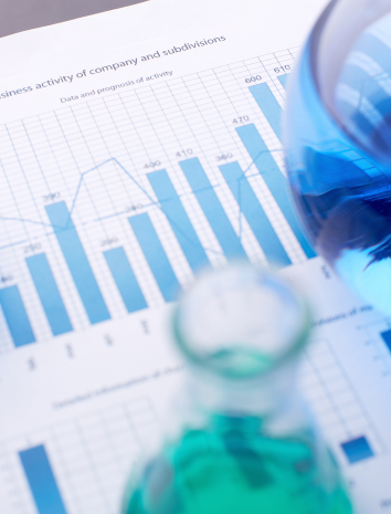 Un vaso de líquido azul está encima de un gráfico