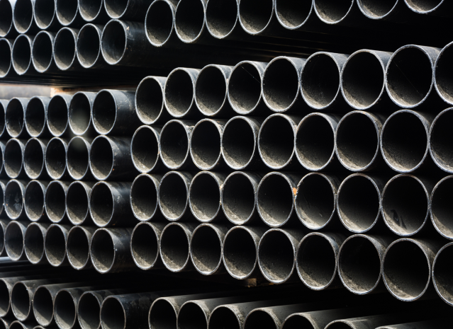 Un montón de tuberías están apiladas una encima de la otra.