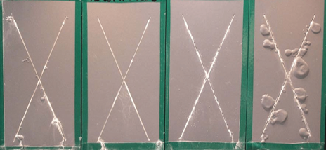 Una puerta verde con una x blanca