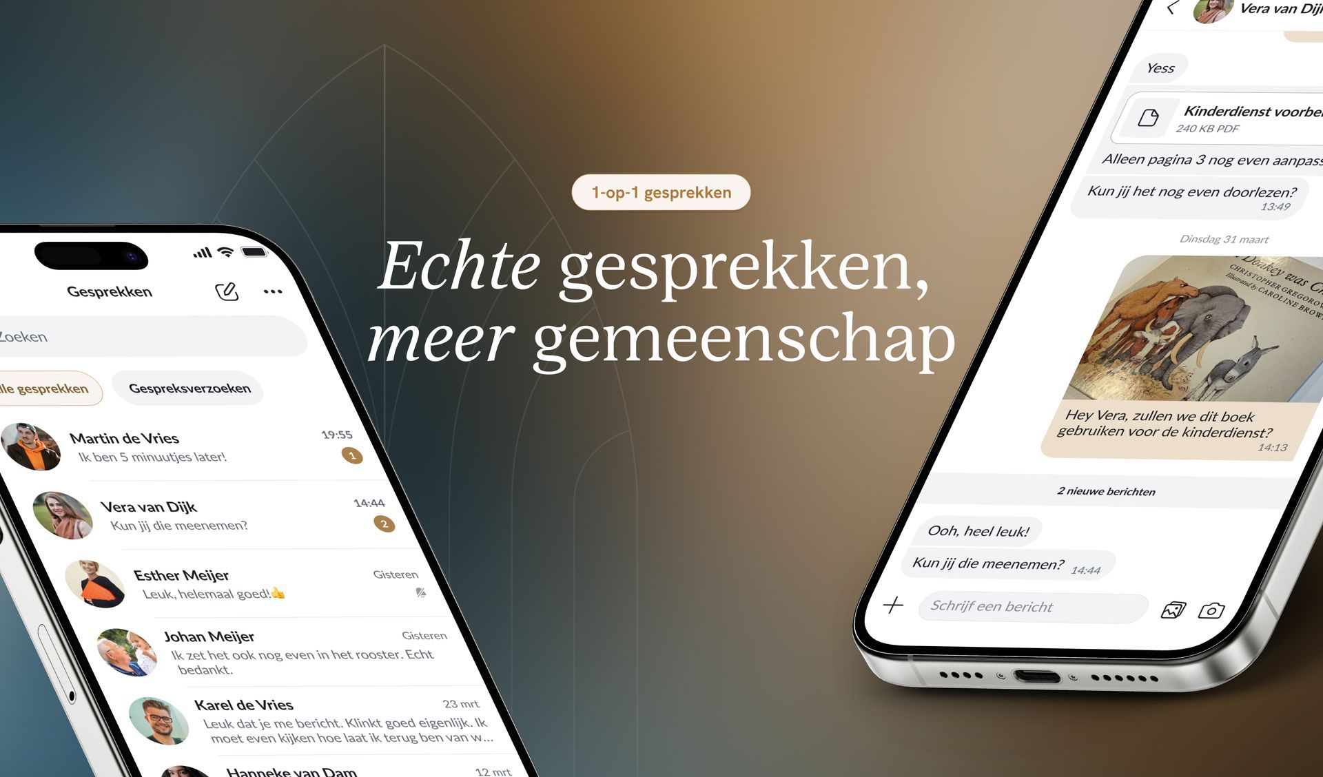 Mock-ups van chatfunctionaliteit in de Kerk App met voorbeeldgesprek inclusief slogan.
