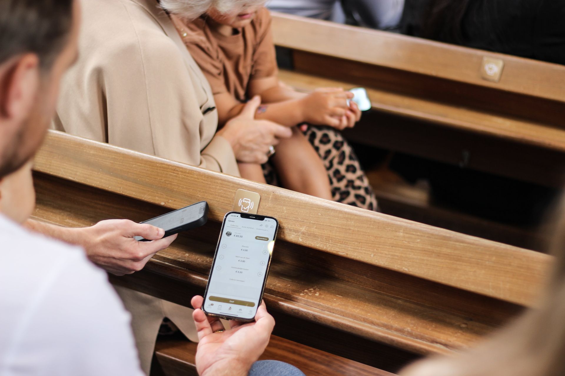 betalen in kerkbank met mobiel
