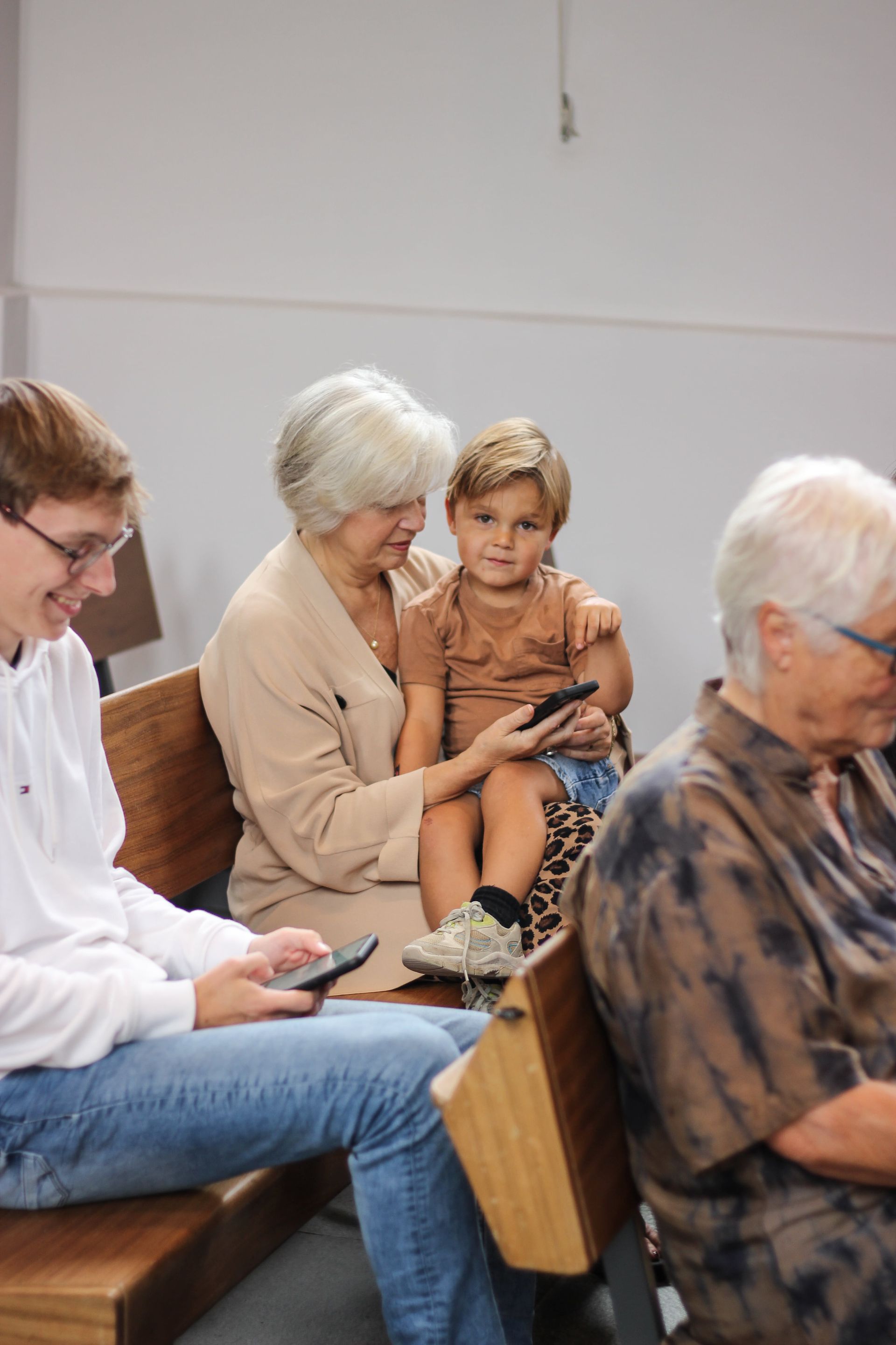 kind opschoot bij oma in de kerk