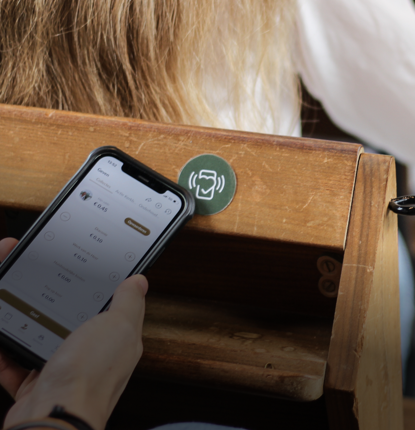Oude vrouw gebruikt smartphone in kerk