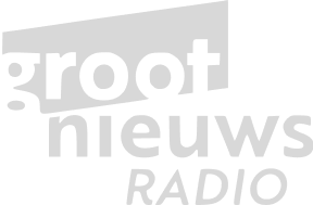 A gray and white logo for groot nieuws radio