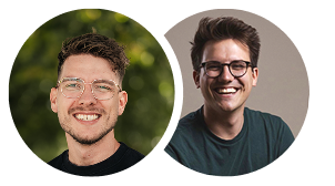 Twee mannen staan ​​naast elkaar in een cirkel en lachen