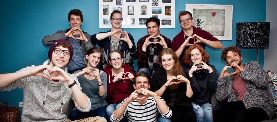 Communi zeigt Herz in die Kamera