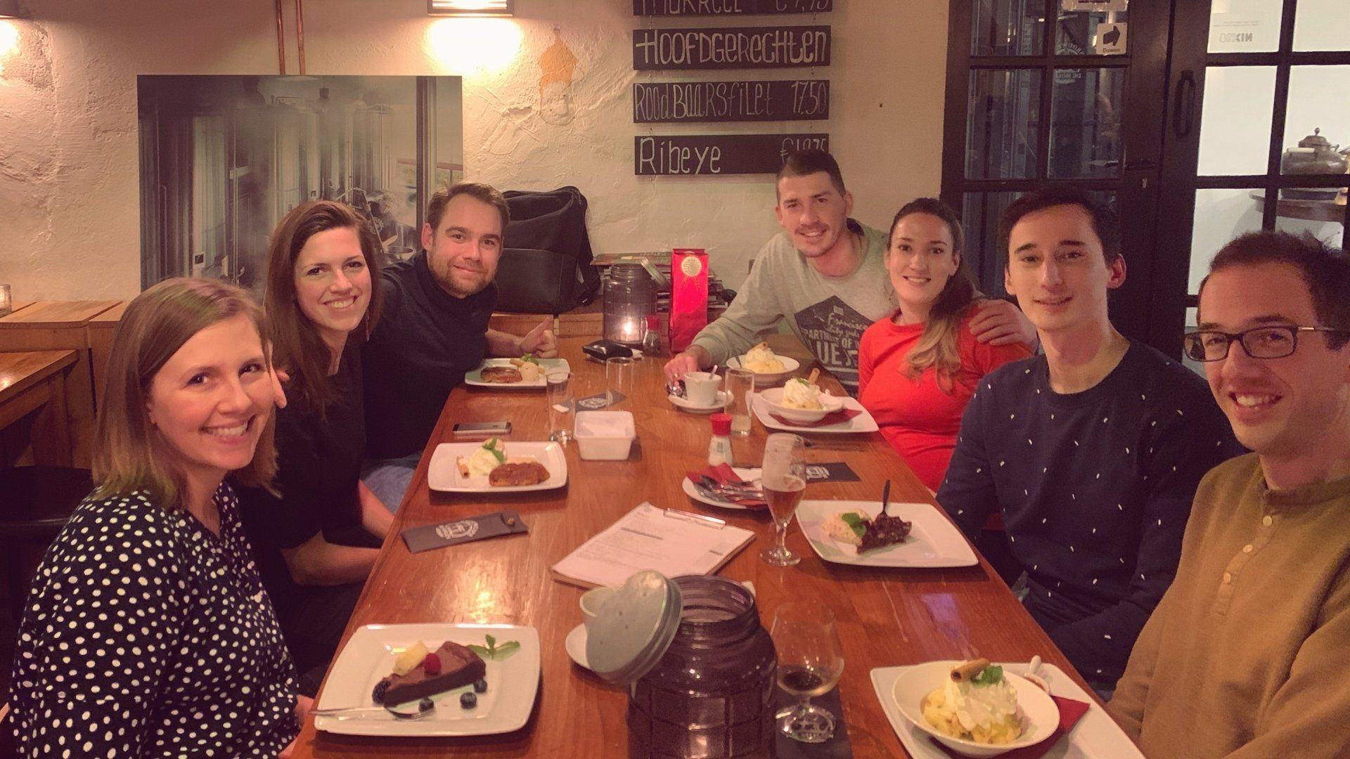 groep mensen uiteten