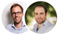 Twee mannen staan ​​naast elkaar in een cirkel en lachen