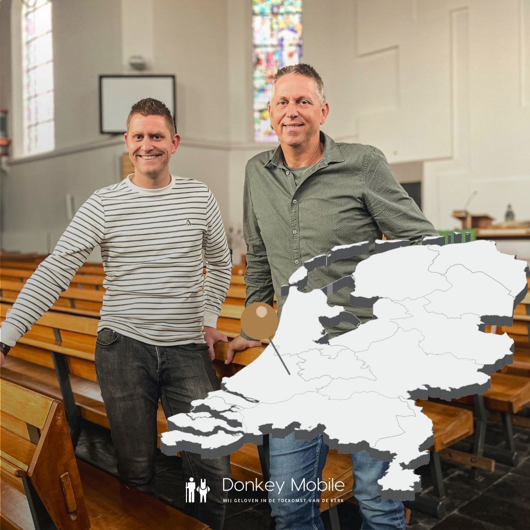 Vader en zoon van Eck poseren voor foto in hn kerk